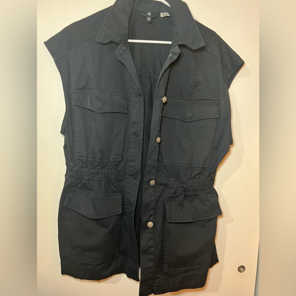 Buttoned vest with collar